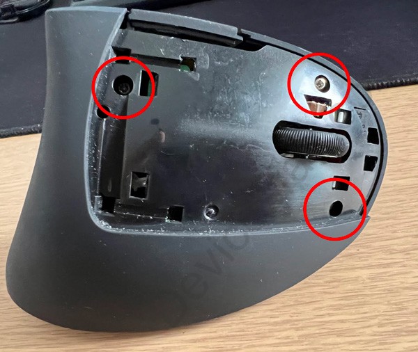 Interior screws vertical mouse